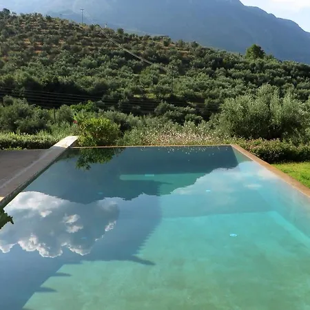 Luxurious Infinity Pool Private With Gardens Villa